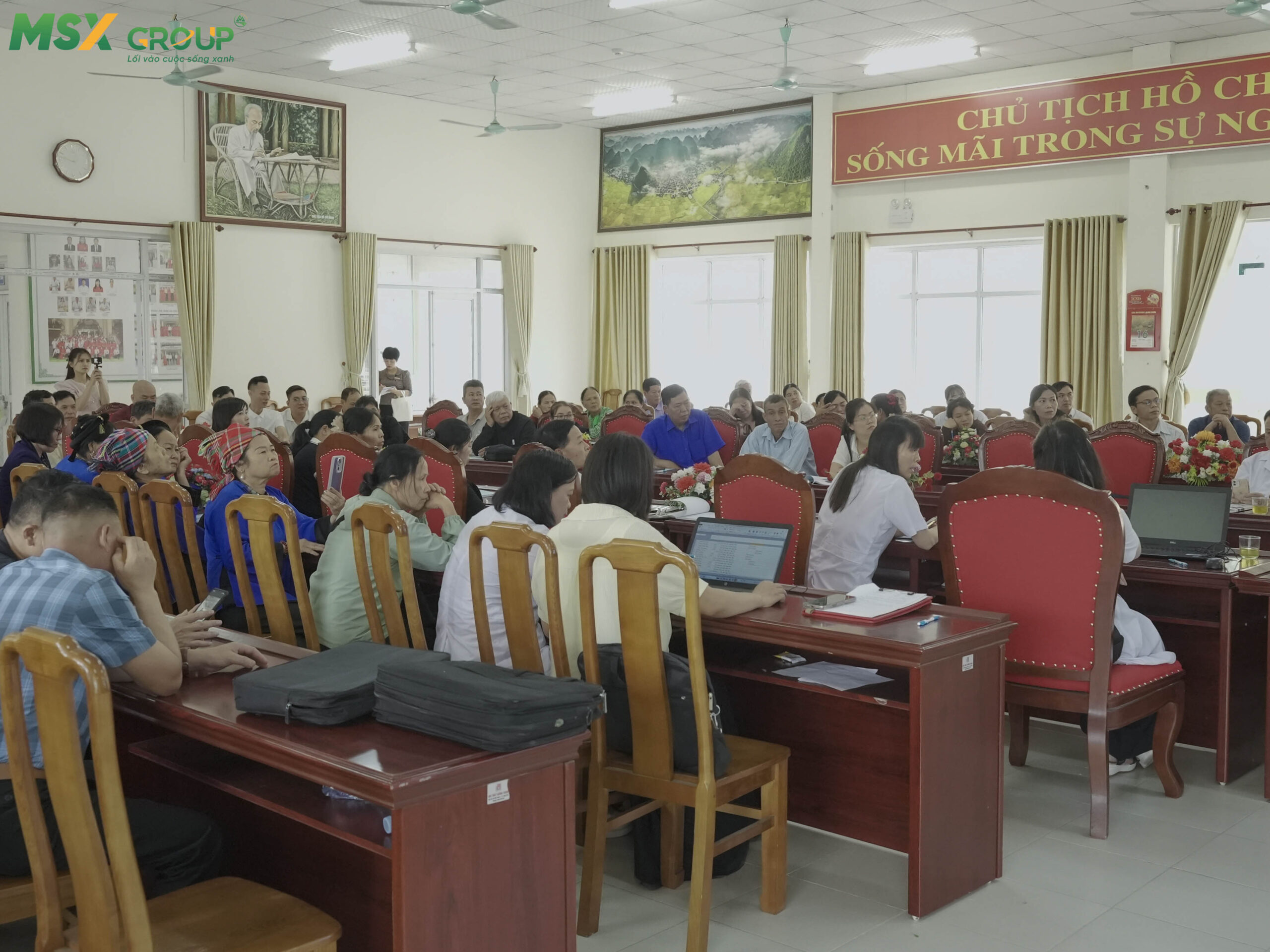 Toàn cảnh lễ khai giảng với sự tham gia của đông đảo y bác sĩ, lương y và bà con nông dân liên kết.