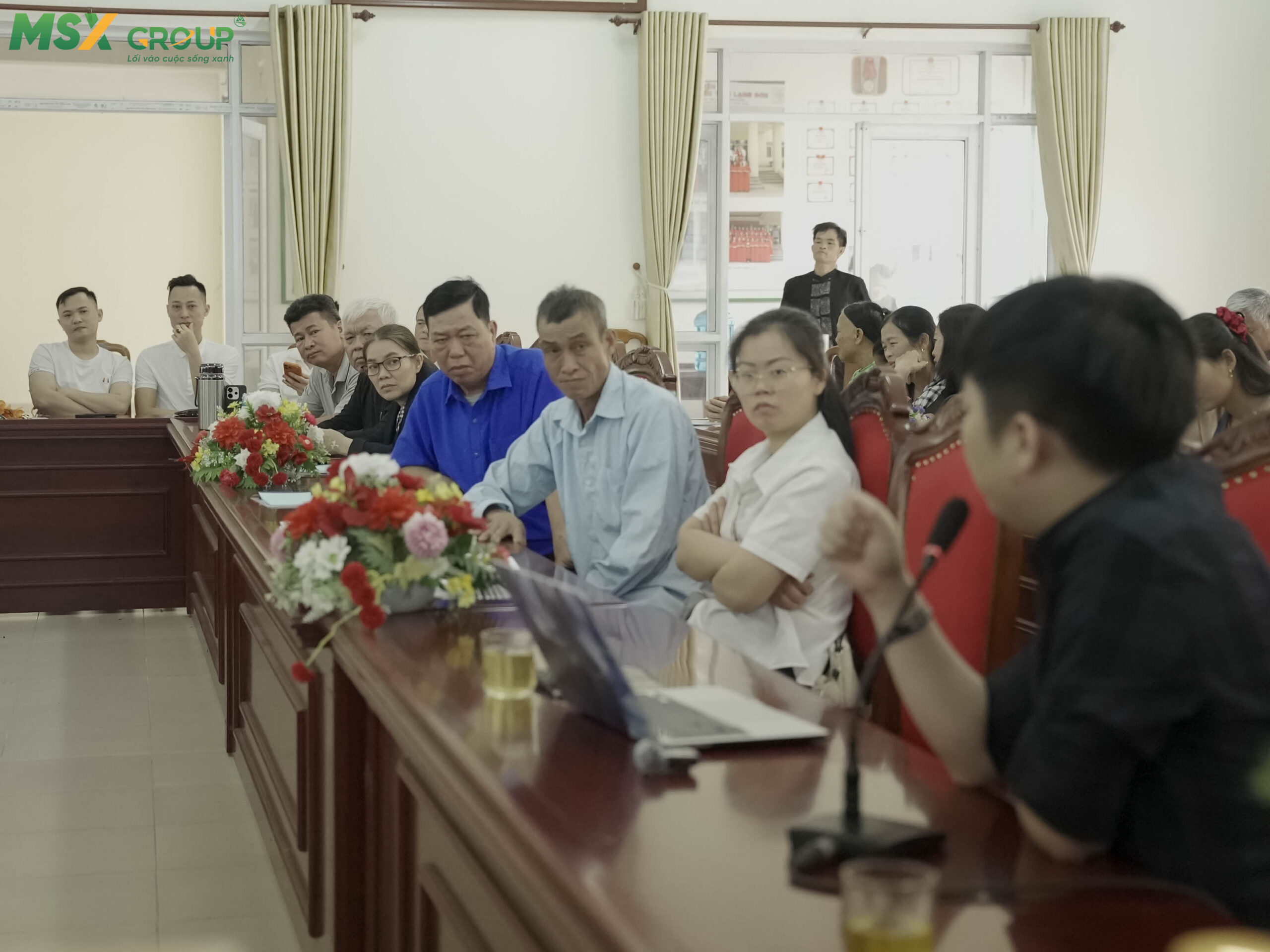 Các đại biểu, lương y lắng nghe và đóng góp ý kiến tâm huyết tại buổi khai giảng.