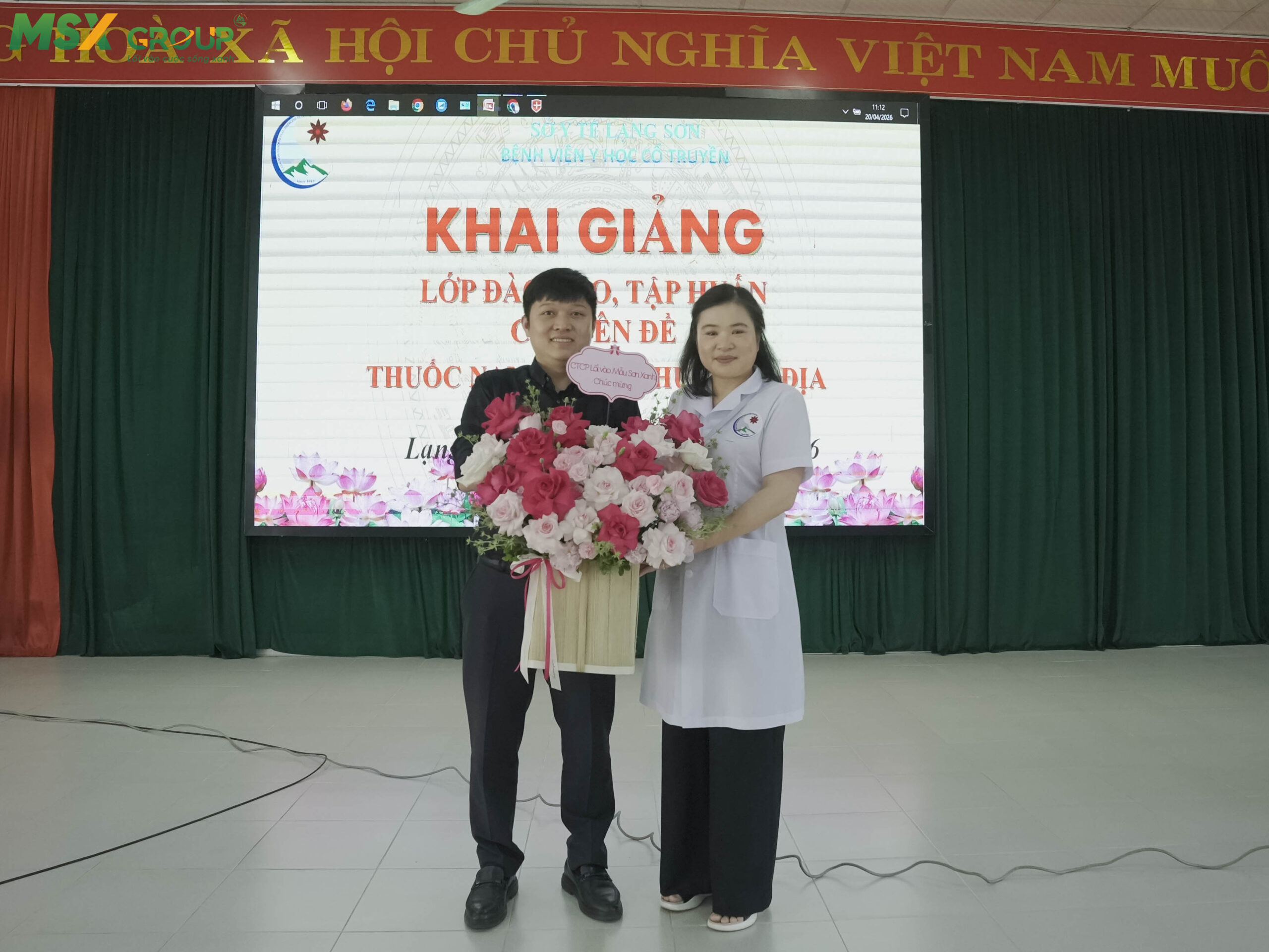 Buổi tập huấn diễn ra trong không khí cởi mở, thiết thực với sự tham gia tích cực của các lương y, y bác sĩ.