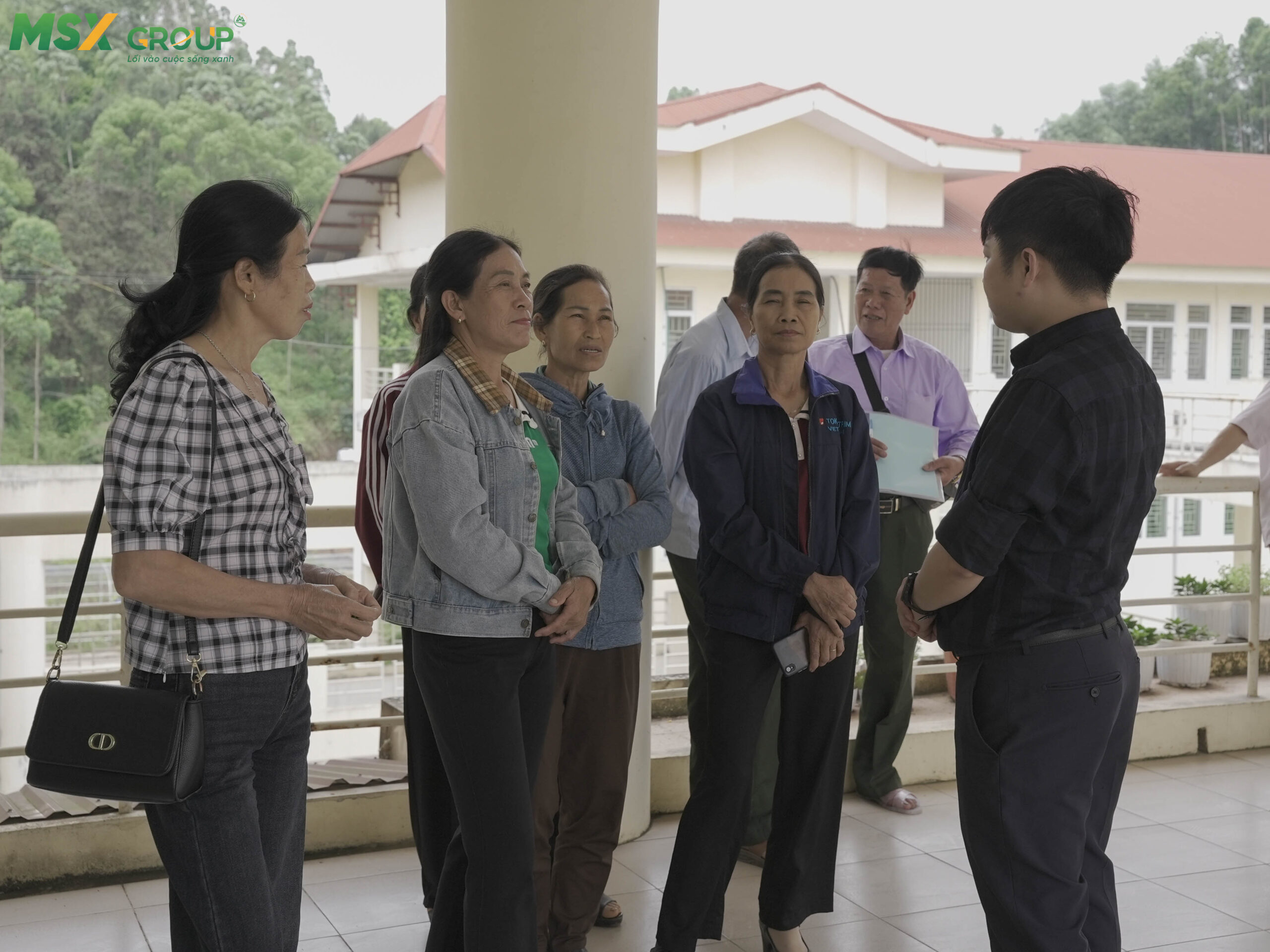 Bà con nông dân tích cực đặt câu hỏi và chia sẻ kinh nghiệm tại buổi tập huấn.